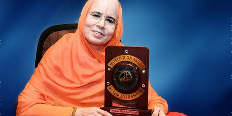 H.H. Sushri Dr. Vishakha Tripathi Ji received the World Icon Award